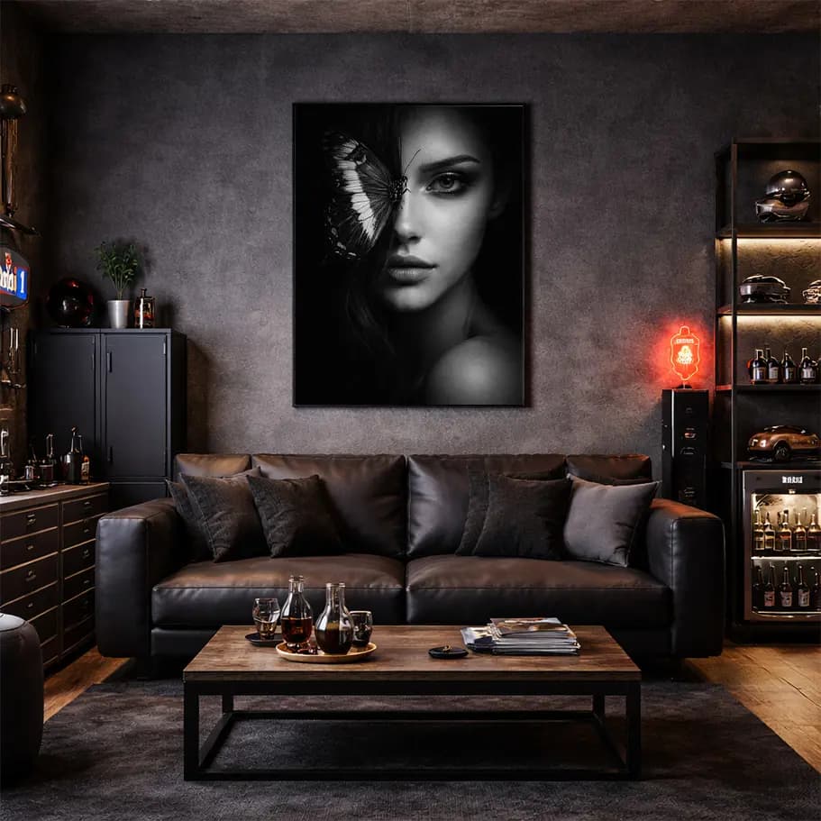 Kelebekli Siyah Beyaz Kadın Portresi