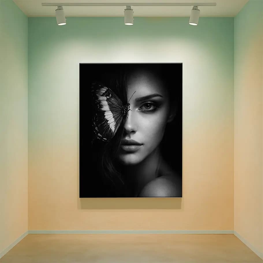 Kelebekli Siyah Beyaz Kadın Portresi